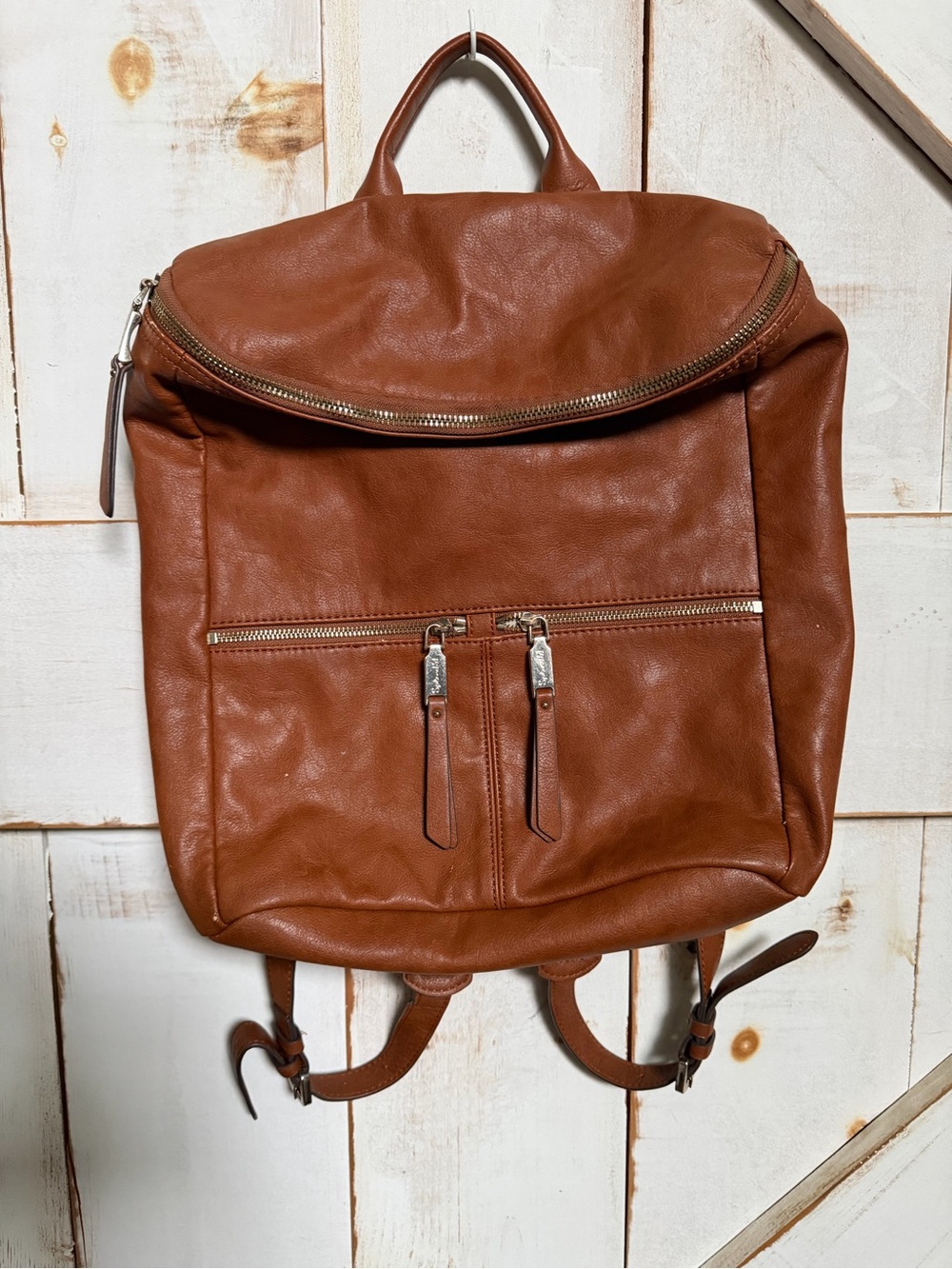 Splendid Brown Leather Backpack with Front Zip Pockets